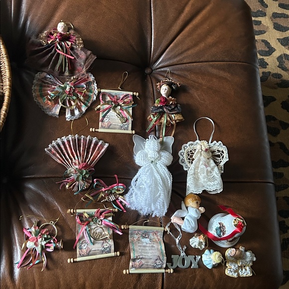 Angels and scroll holiday decor - Picture 1 of 17